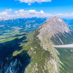 Flugwegposition um 11:53:42: Aufgenommen in der Nähe von Gemeinde Gröbming, 8962, Österreich in 2151 Meter